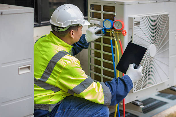 Professional Hvac technician working in Gulf Shores, AL